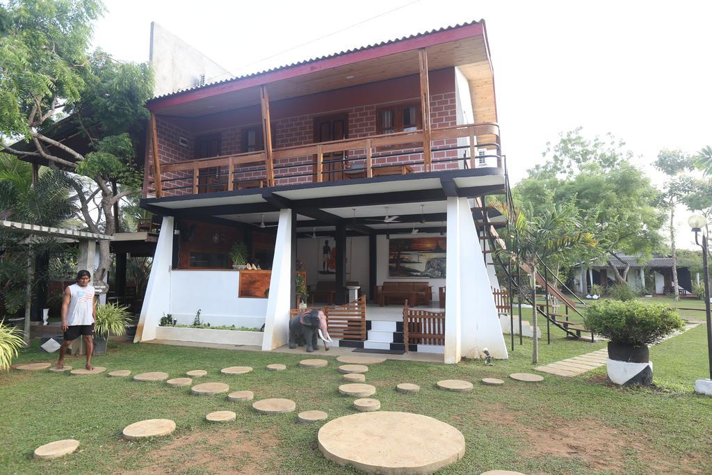 Eco Hotel Black & White - Anuradhapura Mihintale Ngoại thất bức ảnh