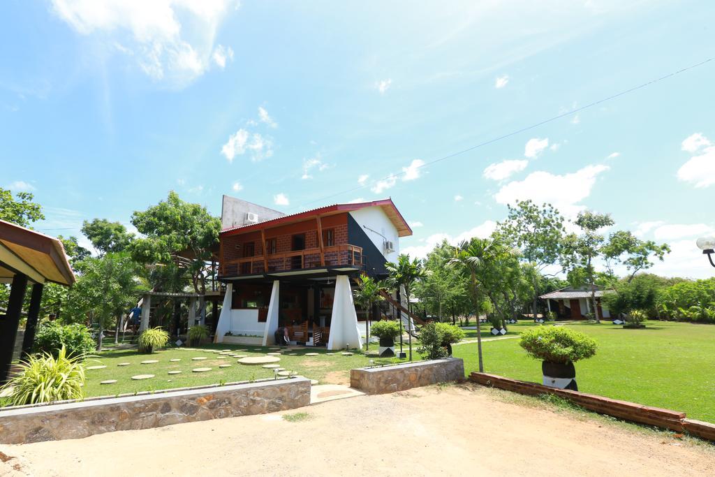 Eco Hotel Black & White - Anuradhapura Mihintale Ngoại thất bức ảnh