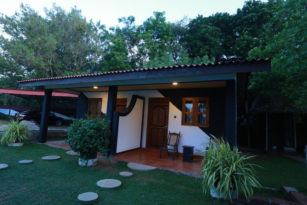 Eco Hotel Black & White - Anuradhapura Mihintale Ngoại thất bức ảnh