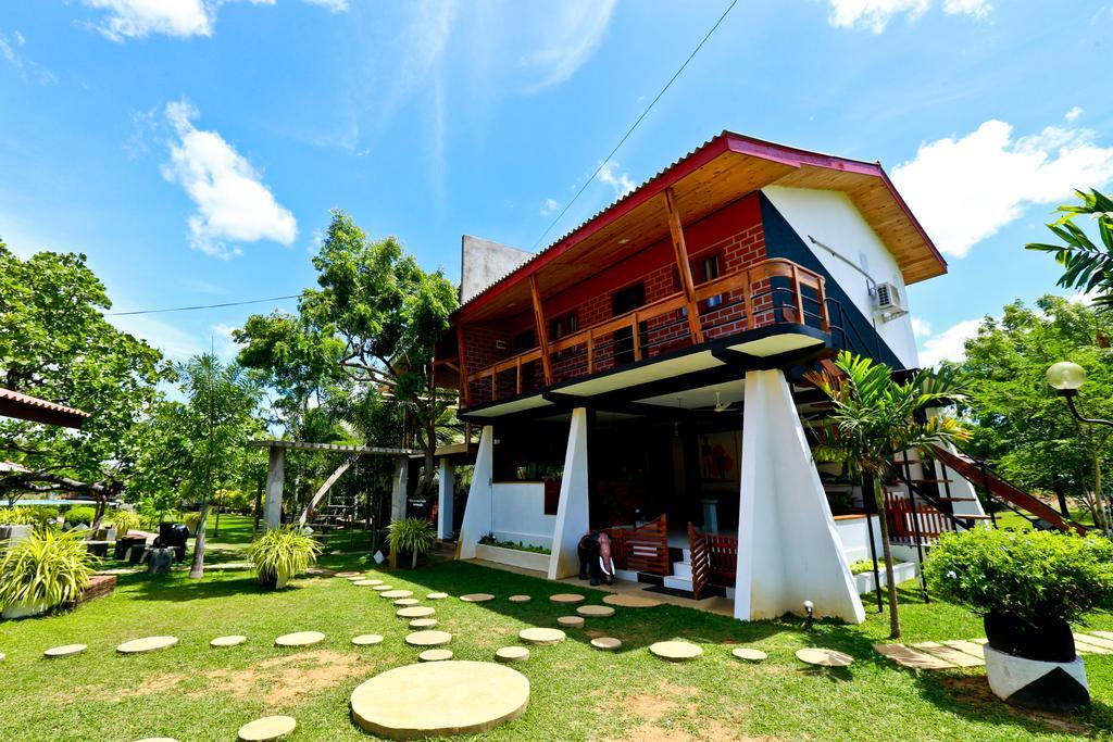Eco Hotel Black & White - Anuradhapura Mihintale Ngoại thất bức ảnh
