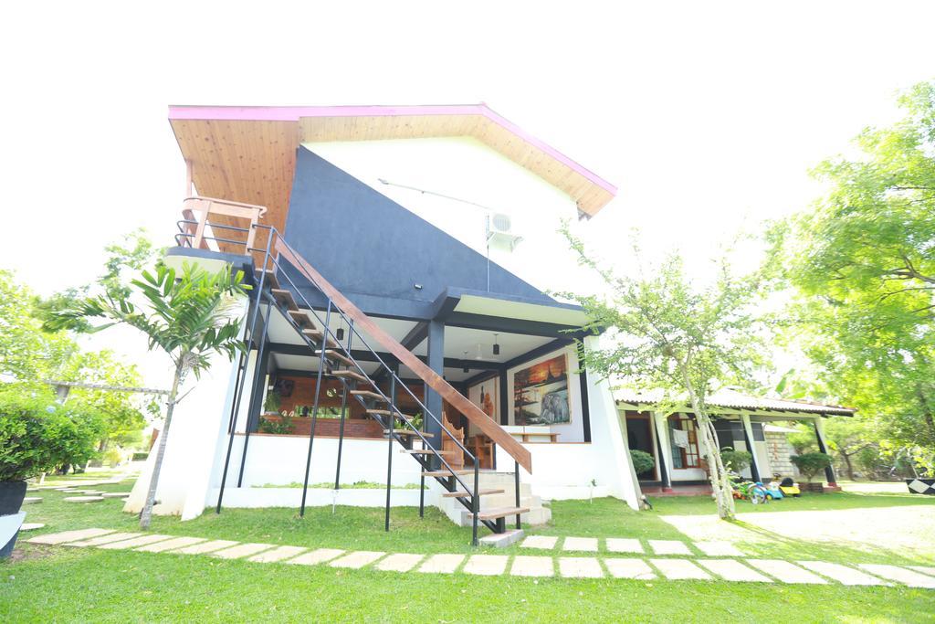 Eco Hotel Black & White - Anuradhapura Mihintale Ngoại thất bức ảnh